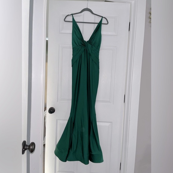 Emerald green bridesmaid formal gown - Picture 3 of 7